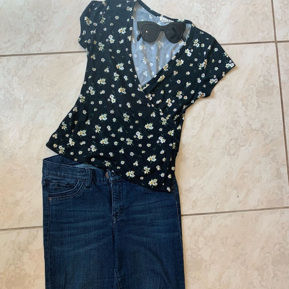 Mid rise size 6 medium-dark wash skinny jeans